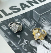 Avantgardistischer geometrischer klobiger Ring mit mehreren Steinen